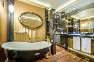 Ett badrum på Imperial Hotel & Restaurant