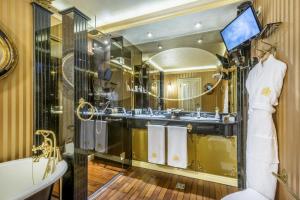 uma casa de banho com 2 lavatórios e um espelho em Imperial Hotel & Restaurant em Vilnius