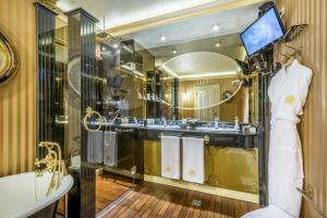 Uma TV ou centro de entretenimento em Imperial Hotel & Restaurant