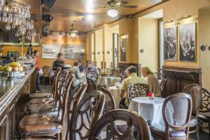 Um restaurante ou outro lugar para comer em Imperial Hotel & Restaurant