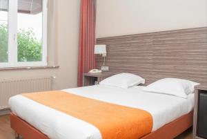 
Een bed of bedden in een kamer bij Hotel Castel
