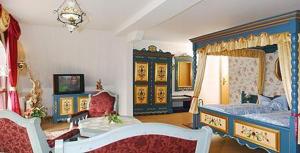 Großes Zimmer mit 2 Betten und einem Zimmer mit in der Unterkunft Landhotel zu Heidelberg in Seiffen