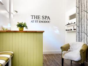 韦德布里奇The St Enodoc Hotel的圣德蒙德客房 - 带spa