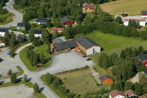 uma vista aérea de uma pequena aldeia com uma casa em Overhalla Hotel em Overhalla 