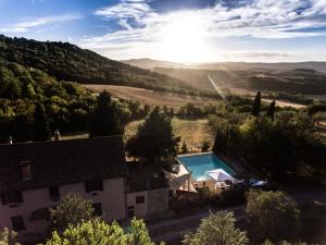 eine Villa in den Hügeln mit einem Pool in der Unterkunft Casa Boschetto in San Venanzo