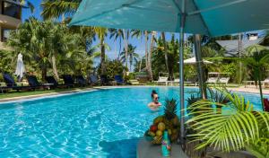 een persoon in het zwembad van een resort bij Hotel Alisei in Las Terrenas