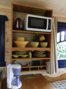 A kitchen or kitchenette at La Roulotte du Domaine de Meigné