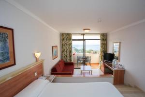TV a/nebo společenská místnost v ubytování Hotel Beatriz Playa & Spa