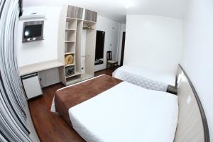 Un pat sau paturi într-o cameră la Hotel Alpenrose