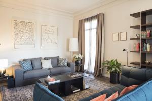 A seating area at Casagrand Luxury Suites Barcelona