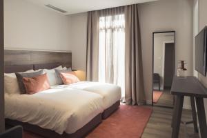 A bed or beds in a room at Casagrand Luxury Suites Barcelona