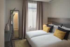 A bed or beds in a room at Casagrand Luxury Suites Barcelona