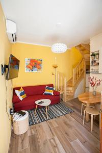 - un salon avec un canapé rouge et une table dans l'établissement Apartment Koper, à Koper