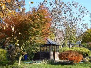 uma pequena cabana no meio de um jardim em Silvia Krafts Bed and Breakfast em Schallstadt