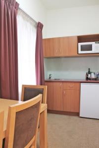 A kitchen or kitchenette at Willows Motel