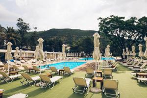 Bazén v ubytování Hotel Aleksandar nebo v jeho okolí