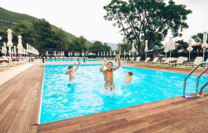 Bazén v ubytování Hotel Aleksandar nebo v jeho okolí