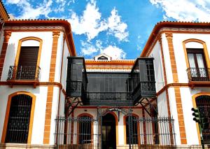 een gebouw met een balkon aan de zijkant bij Hotel Villa Maria in Cabra