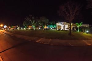 uma rua à noite com uma casa com luzes em Hotel Tito's em Capanema