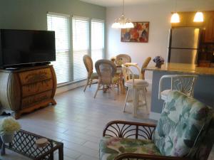 a living room with a kitchen and a dining room at 1+1 Large condo Sarasota in Sarasota