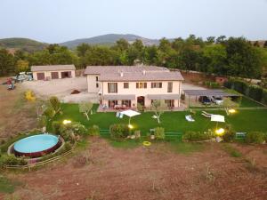 an aerial view of a large house with a yard at Agriturismo Sant' Antonio in Manciano