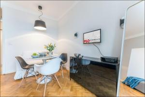 Televízia a/alebo spoločenská miestnosť v ubytovaní P&O Apartments Poznańska