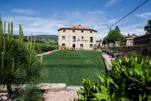 una casa grande con un gran césped delante de ella en Casa Rural Pico de los Haces, en Soria