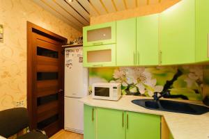  Кухня или мини-кухня в Business Brusnika Comfort Class Apartment Nagornaya 