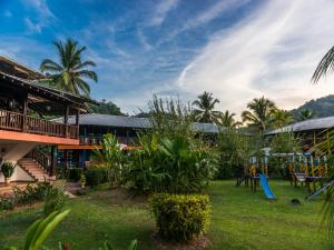 Κήπος έξω από το Playa de Oro Lodge