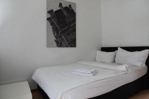 ein Schlafzimmer mit einem Bett mit zwei Handtüchern darauf in der Unterkunft Apartment Caplex in Oldenburg