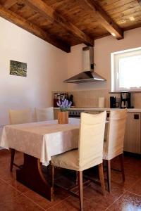a kitchen with a table with chairs and a stove at Casa Eufemia in Marasi