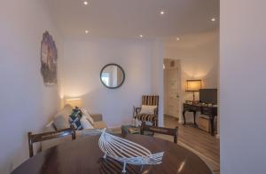 ein Wohnzimmer mit einem Tisch und einem Sofa in der Unterkunft Sintra Wine Apartment in Sintra