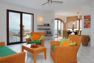 sala de estar con 2 sillas y mesa en Villa Vista Mare en Casal Velino