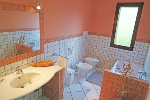 bagno con lavandino e servizi igienici di Villa Vista Mare a Casal Velino