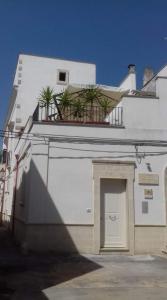 een wit gebouw met een deur en een balkon bij Sottacastieddu in Avetrana