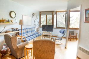 EnveitgにあるApartamento Montana Park 113のリビングルーム(青いソファ、椅子付)