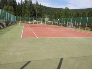 Tenis alebo squash v ubytovaní Pension Martinské údolí - dependance alebo jeho okolí