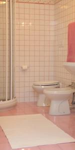 bagno con 2 servizi igienici e lavandino di La Torricella - Ravello Accommodation a Minori