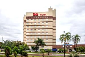 een gebouw met een hotelbord erop bij ibis Araçatuba in Araçatuba