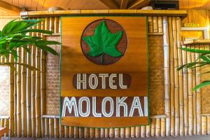 a hotel mocha sign on a bamboo wall at Hotel Molokai in Kaunakakai
