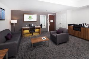 พื้นที่นั่งเล่นของ Holiday Inn Hotel & Suites - Montreal Centre-ville Ouest, an IHG Hotel