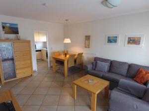 a living room with a couch and a table at Traumapartment Haus Stoertebeker - Strandnah und trotzdem zentral in Westerland