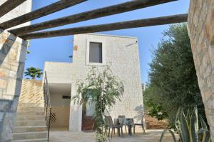 een huis midden op een binnenplaats bij Masseria Pentima Vetrana Resort in Alberobello