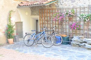 two bikes parked in front of a building at La Solatìa in Porto Ceresio