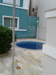 una piscina en el patio de un edificio en Vila da Praia, en Florianópolis