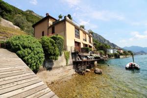 マローネにあるCasa Vacanze Finestra del Pescatoreの船付きの川岸の建物