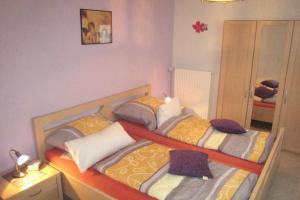 2 camas individuales en un dormitorio con espejo en Moselwinzerhaus, en Bruttig-Fankel