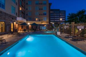 - une piscine de nuit avec des tables et des chaises dans l'établissement Hyatt Place Boise/Downtown, à Boise