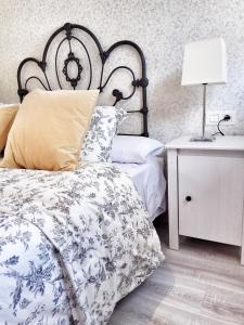 San Juan de la RamblaにあるPhoenix Canariensisのベッドルーム1室(ベッド1台、白黒の掛け布団付)