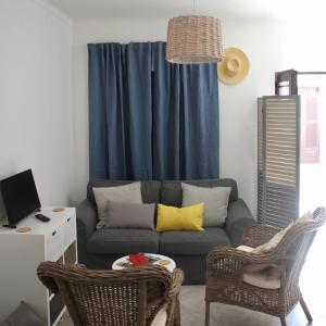 a living room with a couch and two chairs at Peixe Agulha in Tavira